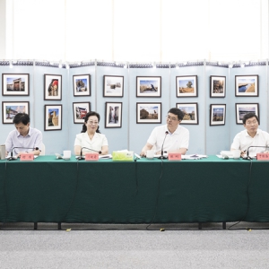 闫傲霜出席雄安新区乡愁文化保护与利用座谈会暨“记得住乡愁”摄影展