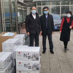 王冬向大兴区园林中心捐赠防护口罩和饮品
