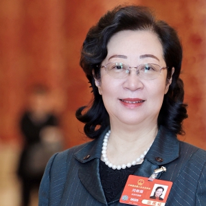 闫傲霜：政府工作报告是一个坚定信心、凝聚人心、催人奋进的好报告，对落实2025年工作部署提出两项建议