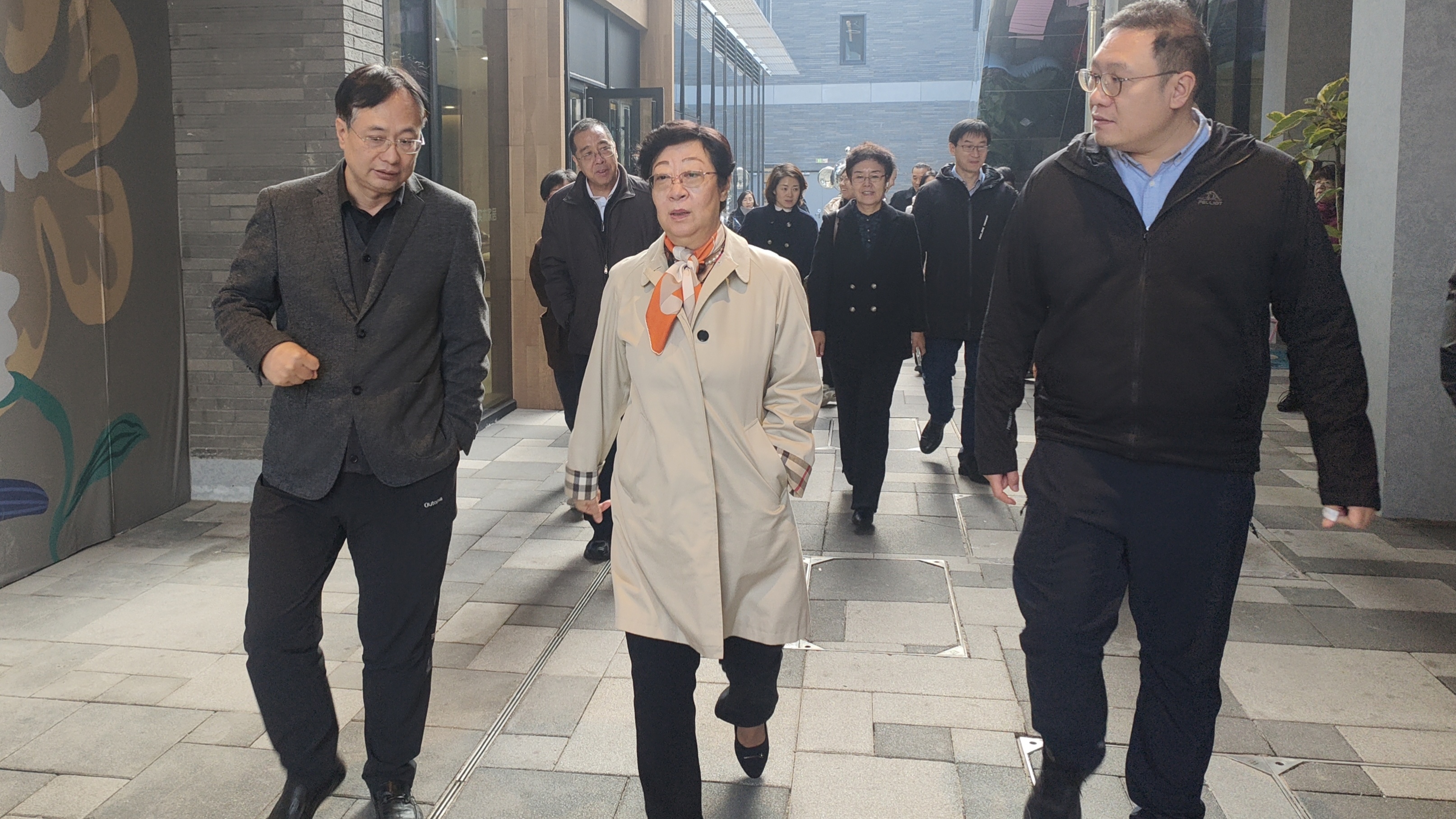 闫傲霜带队赴东城区开展“全方位扩大消费，深化国际消费中心城市建设”调研
