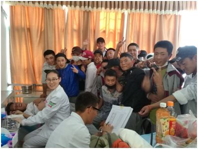 医疗队为当地学生体检.png