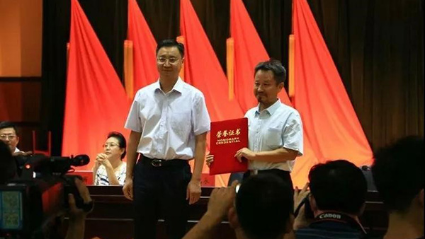 滦县县委副书记、县长戚永和（左）为董配永颁发捐赠荣誉证书.jpg