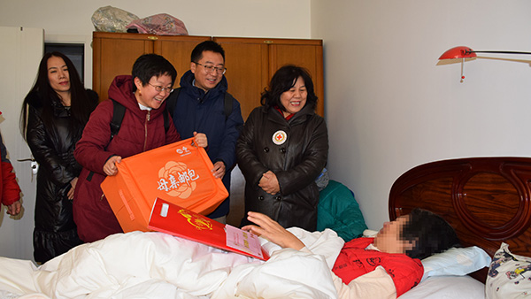 慰问新安中里社区困难家庭.jpg