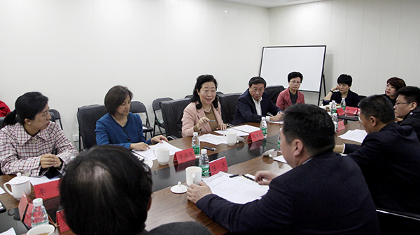 2019年4月17日，闫傲霜就“大力推动冬季运动普及”到石景山市民体育冰雪中心调研-与北京市体育局相关领导座谈.jpg