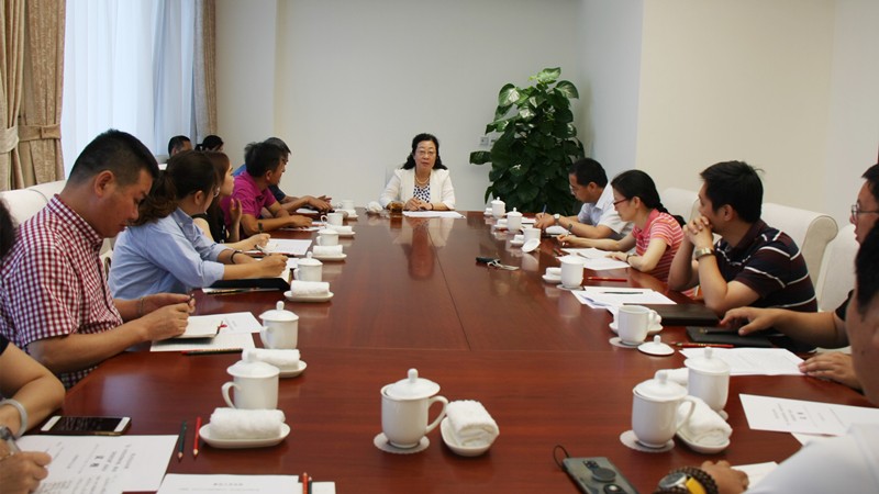 20190705闫傲霜主持召开推动民营企业高质量发展座谈会_副本.jpg