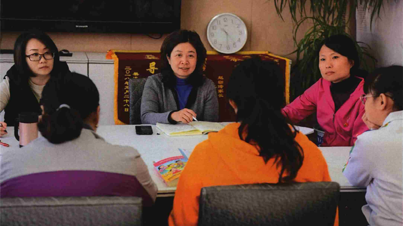 毛颖梅通过与老师、家长们深入交流，了解孩子们的日常行为表现_副本.png