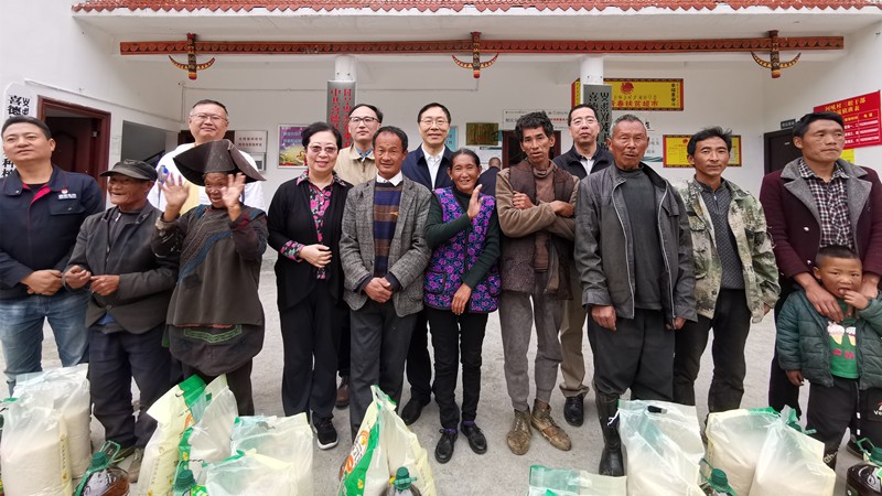 凉山1-20191008_慰问阿吼村贫困户_副本.jpg