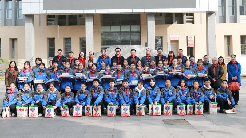 20191121致公党东城区委为四川德阳500名贫困学生捐赠书包和学习用品_副本.jpg