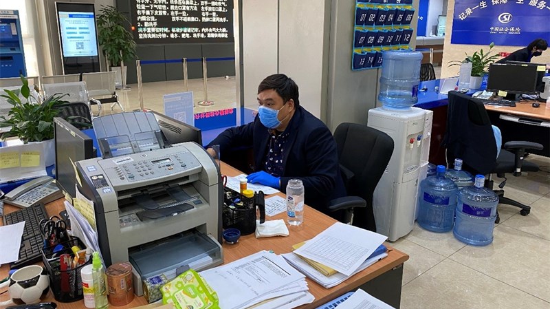 20200212刘杨坚守社保中心服务大厅并为防控疫情捐出一个月工资_副本.jpg
