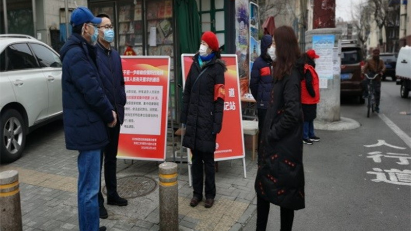 20200227刘学增看望参加陶然亭街道黑窑厂社区疫情防控执勤的第八支部主委王华_副本.jpg
