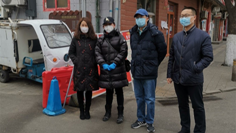 20200227刘学增看望参加陶然亭街道龙泉社区疫情防控执勤的第六支部党员郝艳平_副本.jpg