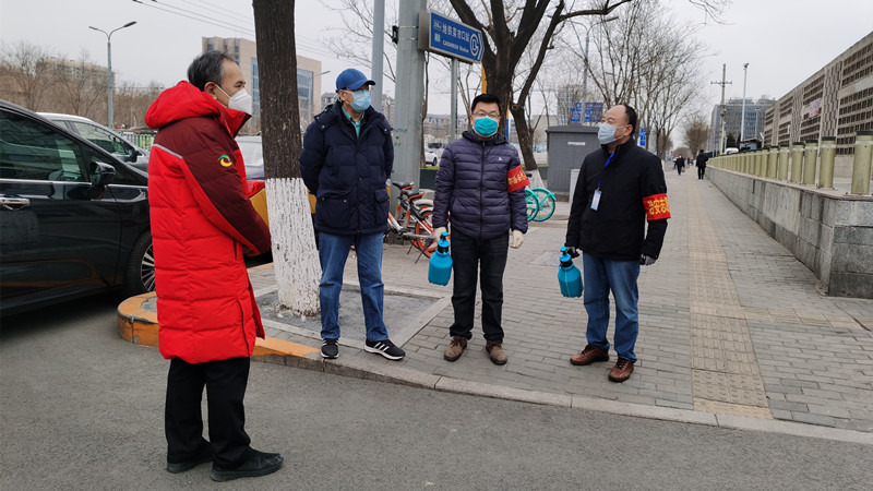 20200227刘学增看望参加牛街街道枫桦社区疫情防控执勤的第十二支部主委卢子明和第十四支部党员勤克_副本.jpg