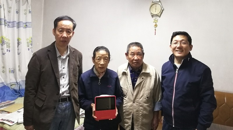 20201025致公党大兴区总支重阳节慰问老同志2_副本.jpg