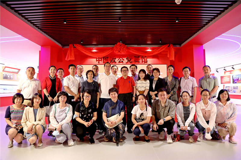 中国致公党展馆参观合影_副本.jpg