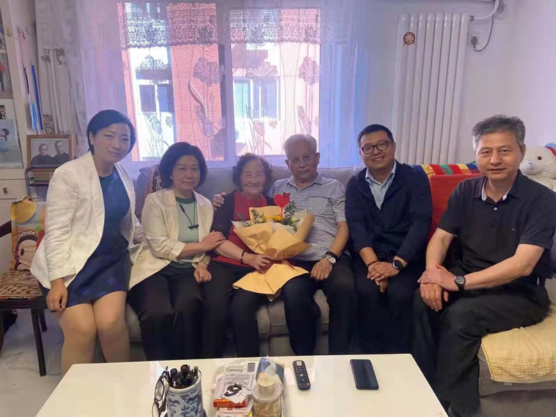 20210917致公党丰台区工委第四支部走访慰问老党员并结合实际深度探寻“他和她的故事”_副本.jpg