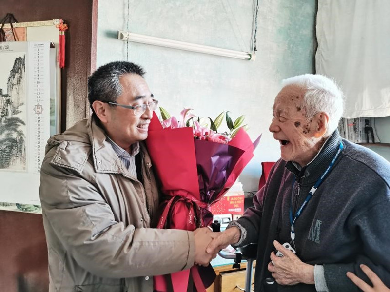 20211219致公党西城区委慰问百岁党员陈洪钟_副本.jpg