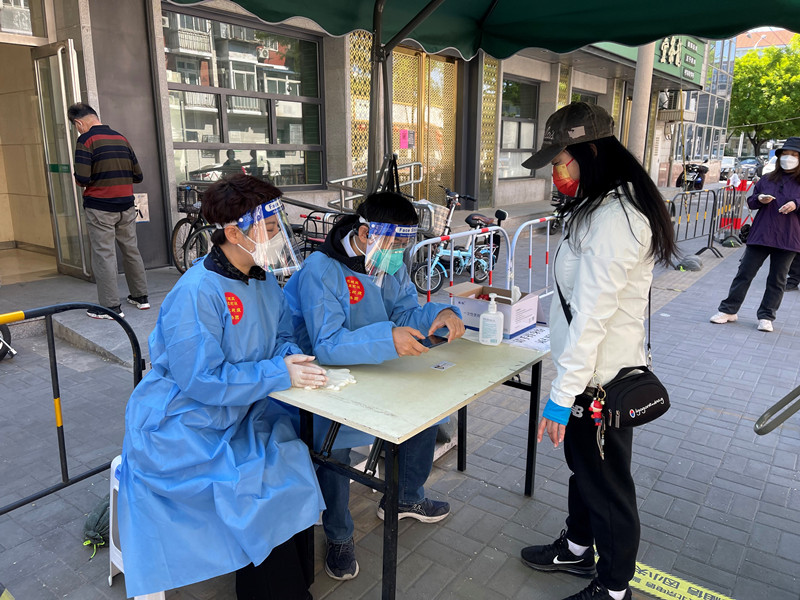 20220525李拥军李辉支援龙潭街道光明楼社区核酸检测_副本.jpg