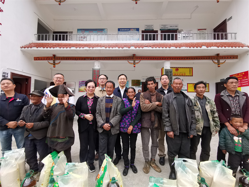 2019年10月，闫傲霜带队赴凉山州开展脱贫攻坚民主监督-慰问阿吼村贫困户.jpg