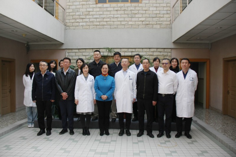 20230329闫傲霜就“充分发挥北京科学研究与临床医学优势，大力推动医药健康产业高质量发展”到北京积水潭医院调研2_副本.jpg