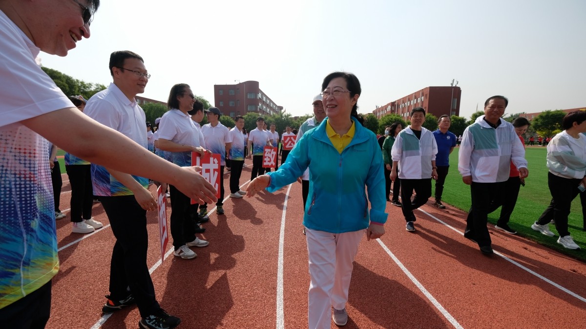 闫傲霜主委慰问候场的运动员_副本.jpg