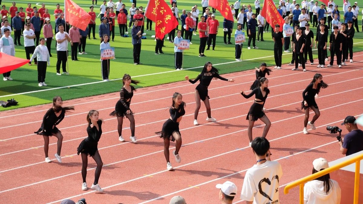 博文学校舞蹈团表演拉丁舞_副本.jpg