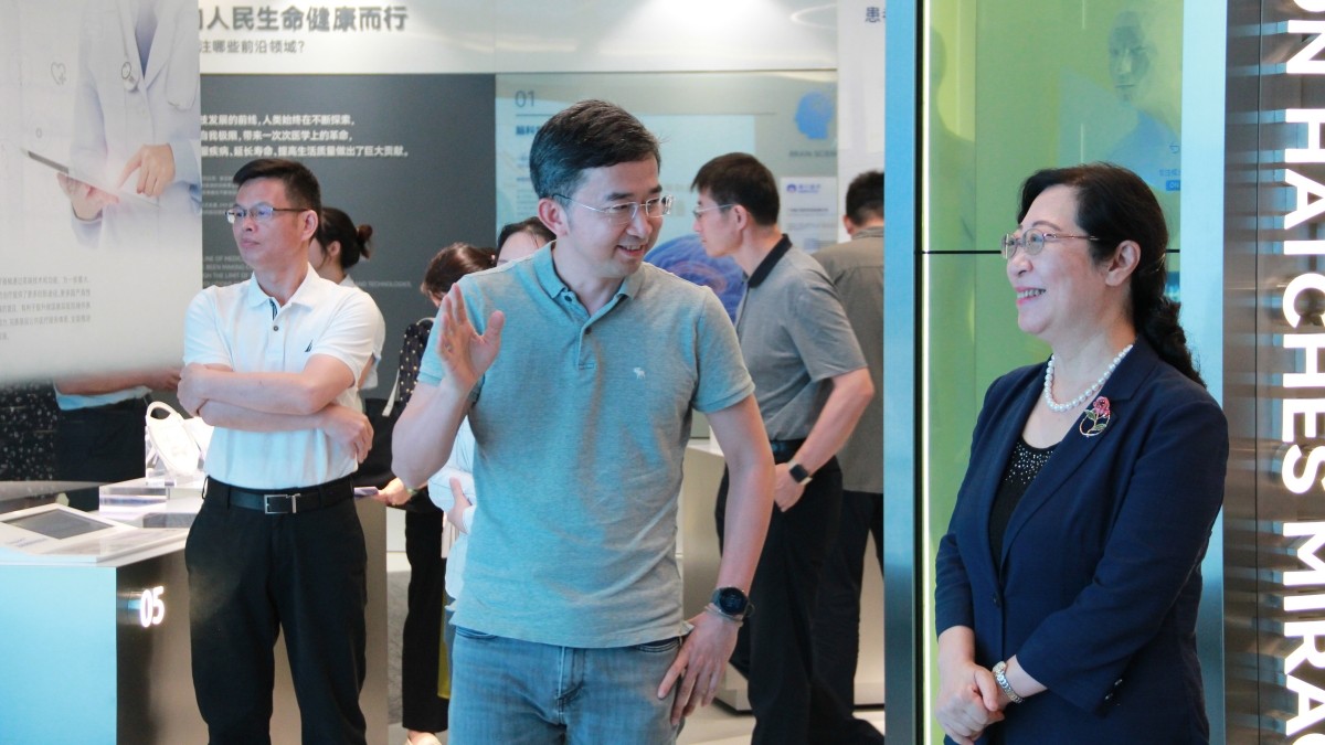 20230613闫傲霜带队就推动北京医药健康产业高质量发展赴广州调研2_副本.jpg