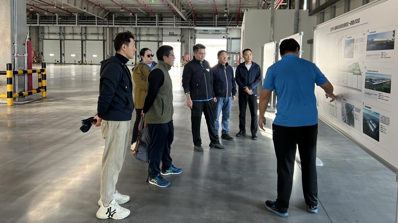 20231021致公党大兴区总支大兴国际机场支部组织党员赴大兴国际机场综合保税区开展调查研究_副本.jpg