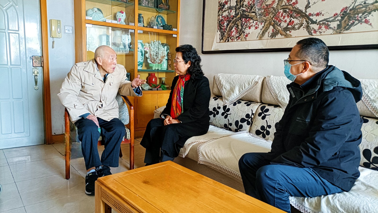 20240128闫傲霜看望致公党中央原常务副主席杜宜瑾.jpg