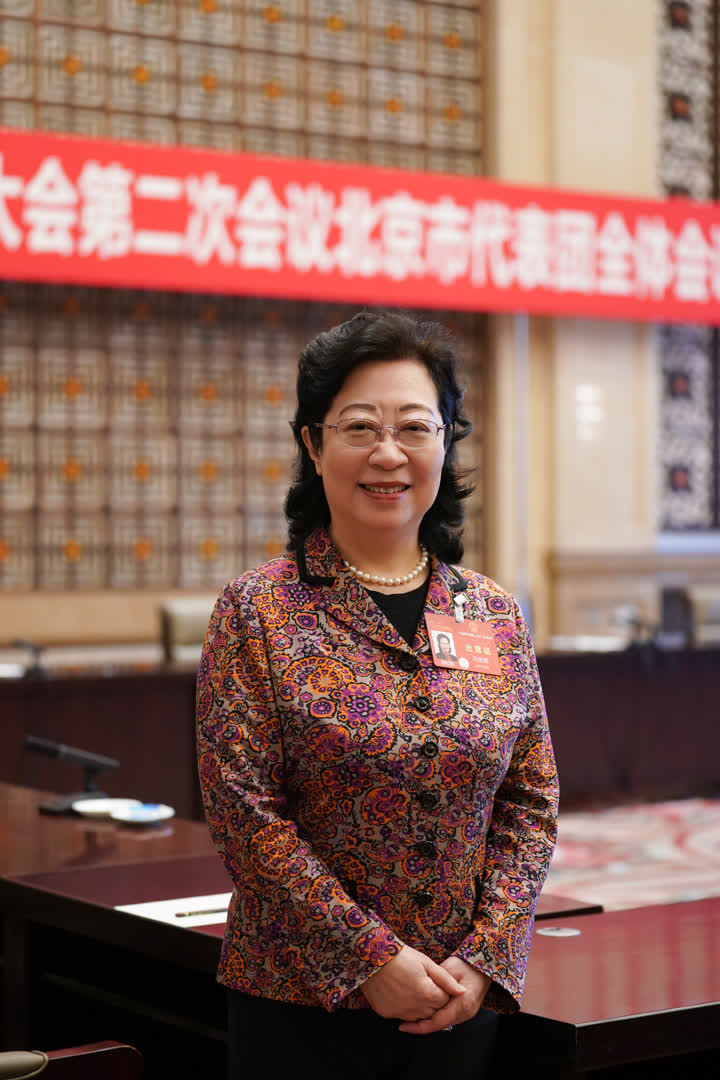 闫傲霜.jpg