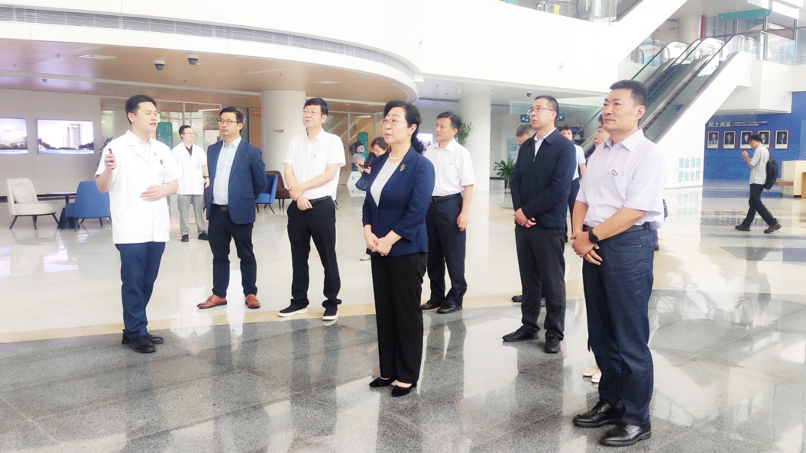 闫傲霜率队调研上海交通大学医学院附属瑞金海南医院.jpg