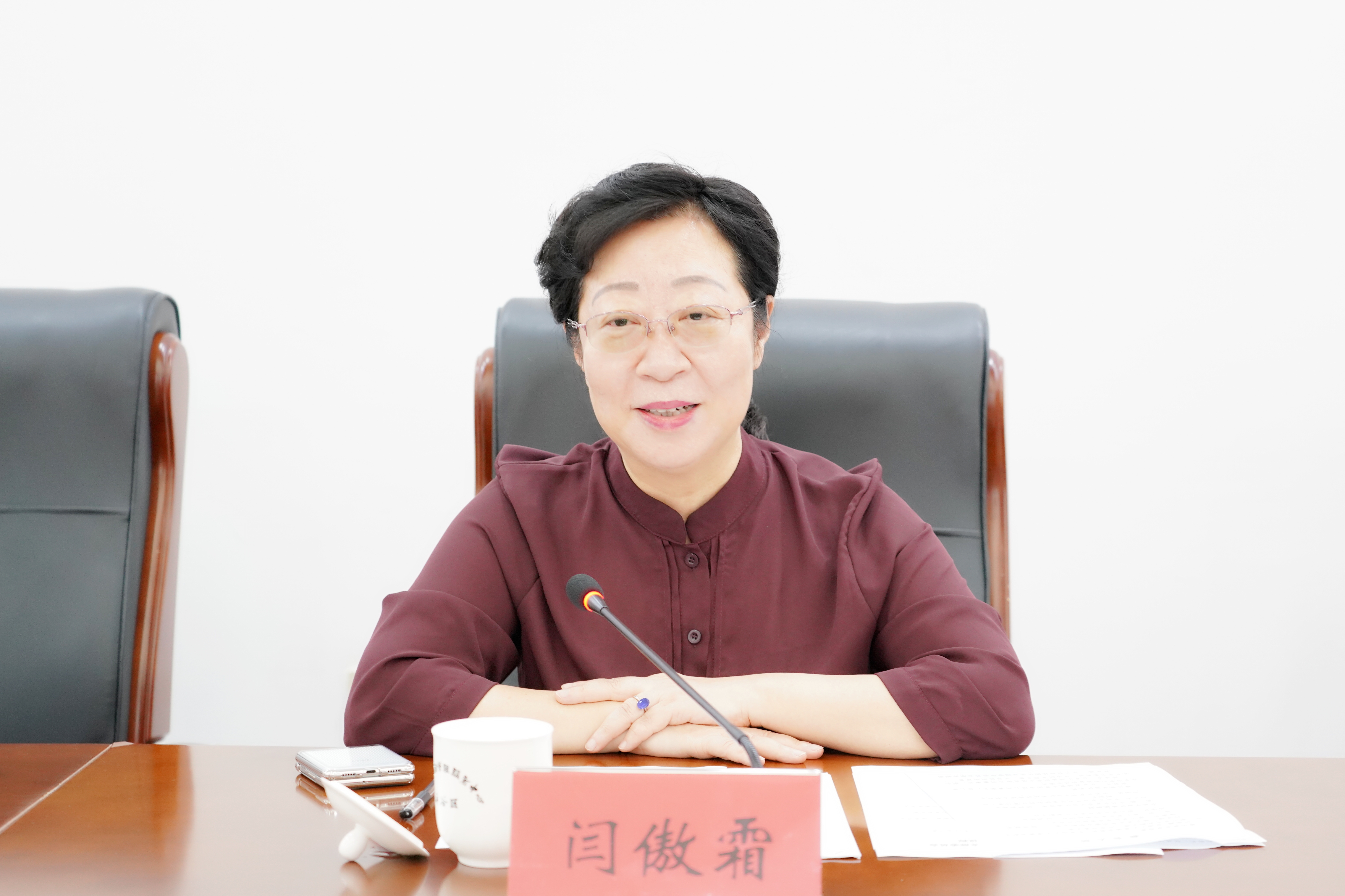闫傲霜出席会议并讲话.jpg