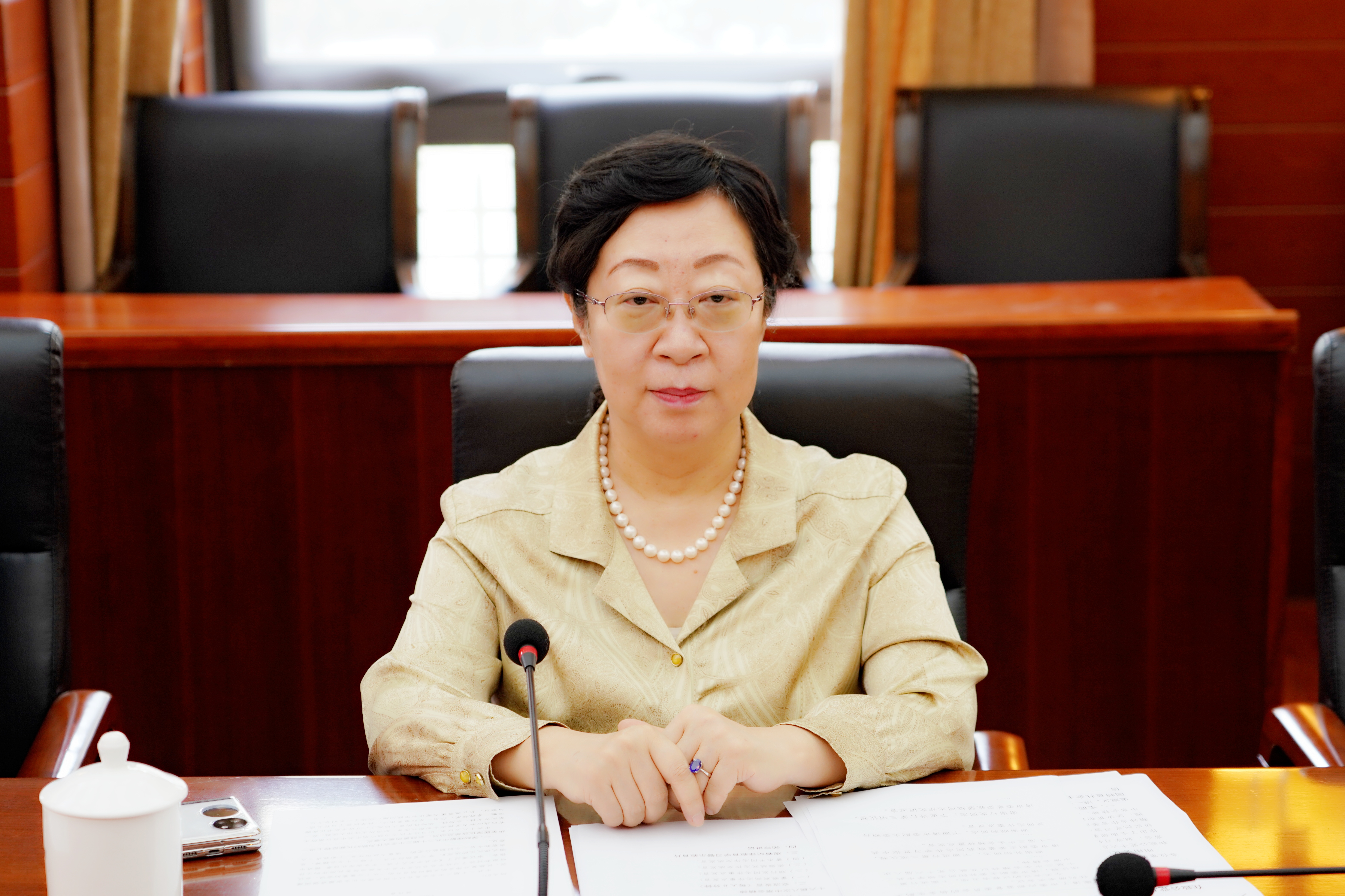 闫傲霜出席会议并讲话.jpg