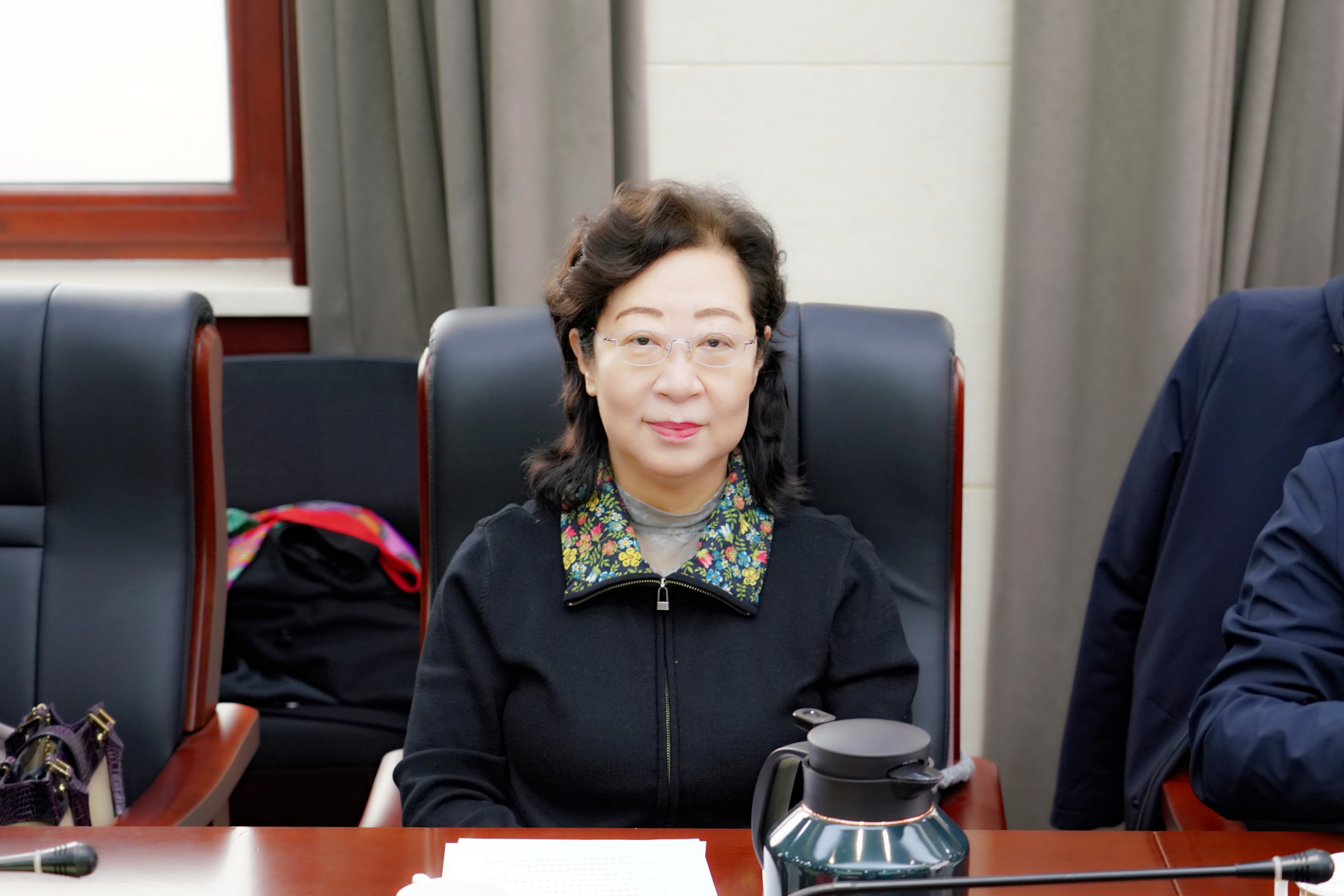 闫傲霜出席会议并讲话.JPG