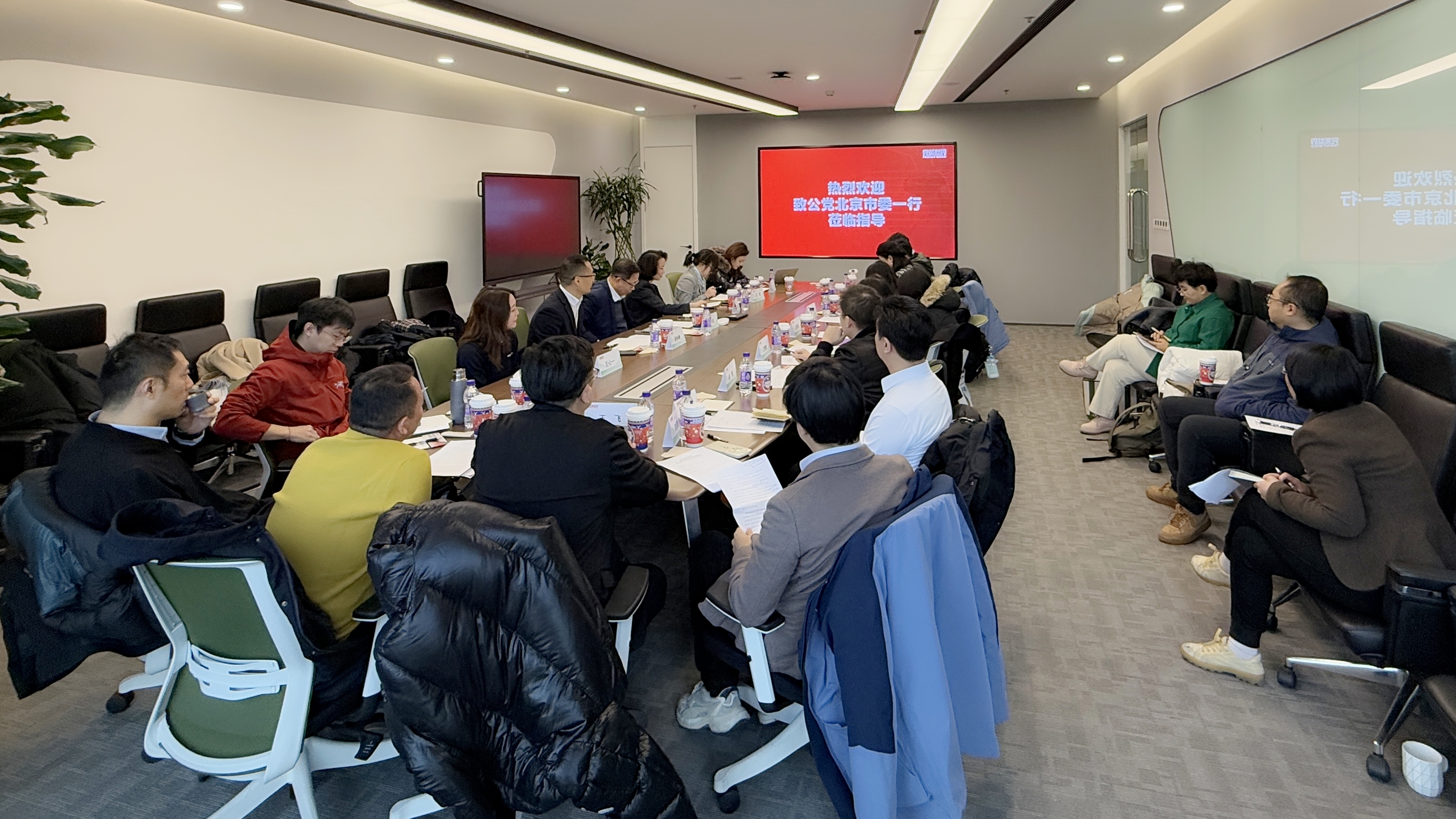 顾行发出席市委归国留学青年党员座谈会2-1200.jpg