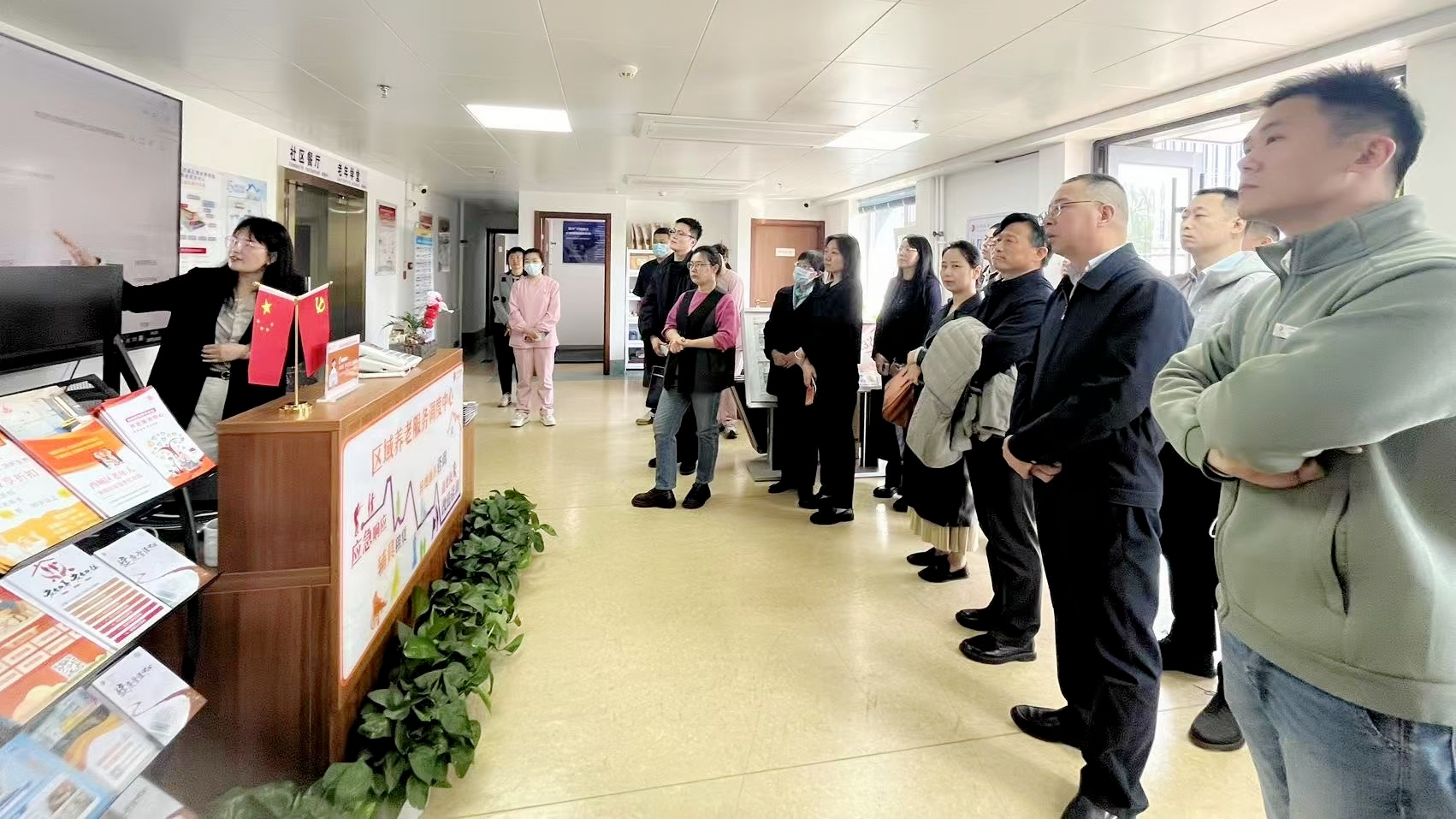 20250402刘学增率致公党市委课题组赴陶然亭街道养老服务中心开展“居家养老送医上门政策情况”调研1_1200.jpg