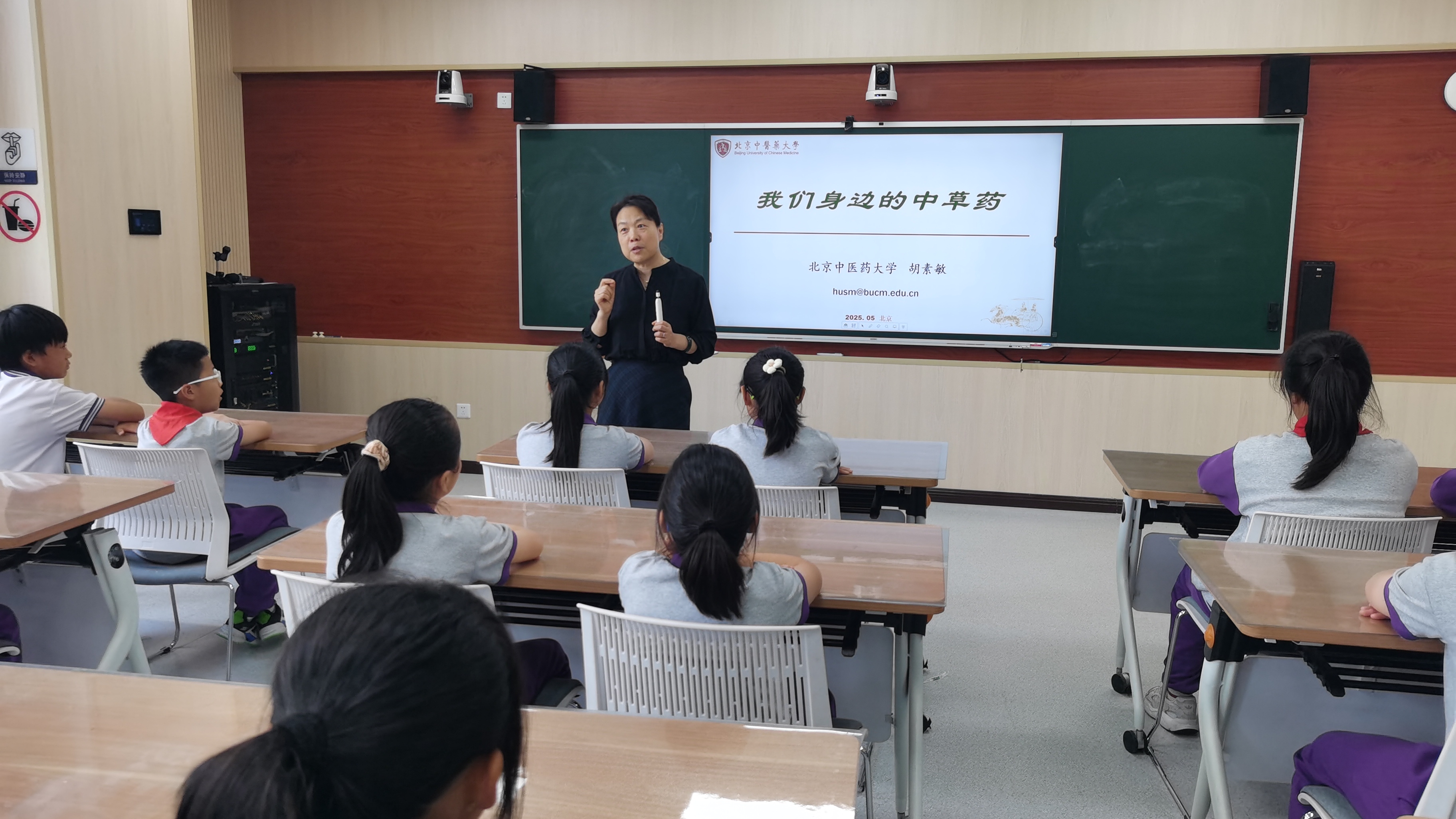 20250515_胡素敏教授在授课_1200.jpg