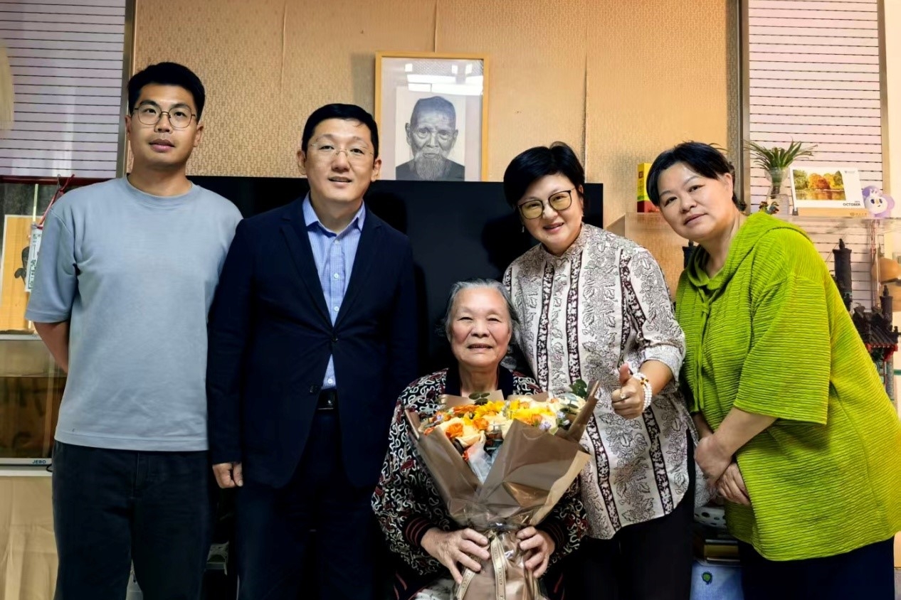 20261008致公党大兴区总支走访慰问老党员司徒月桂_1200.jpg
