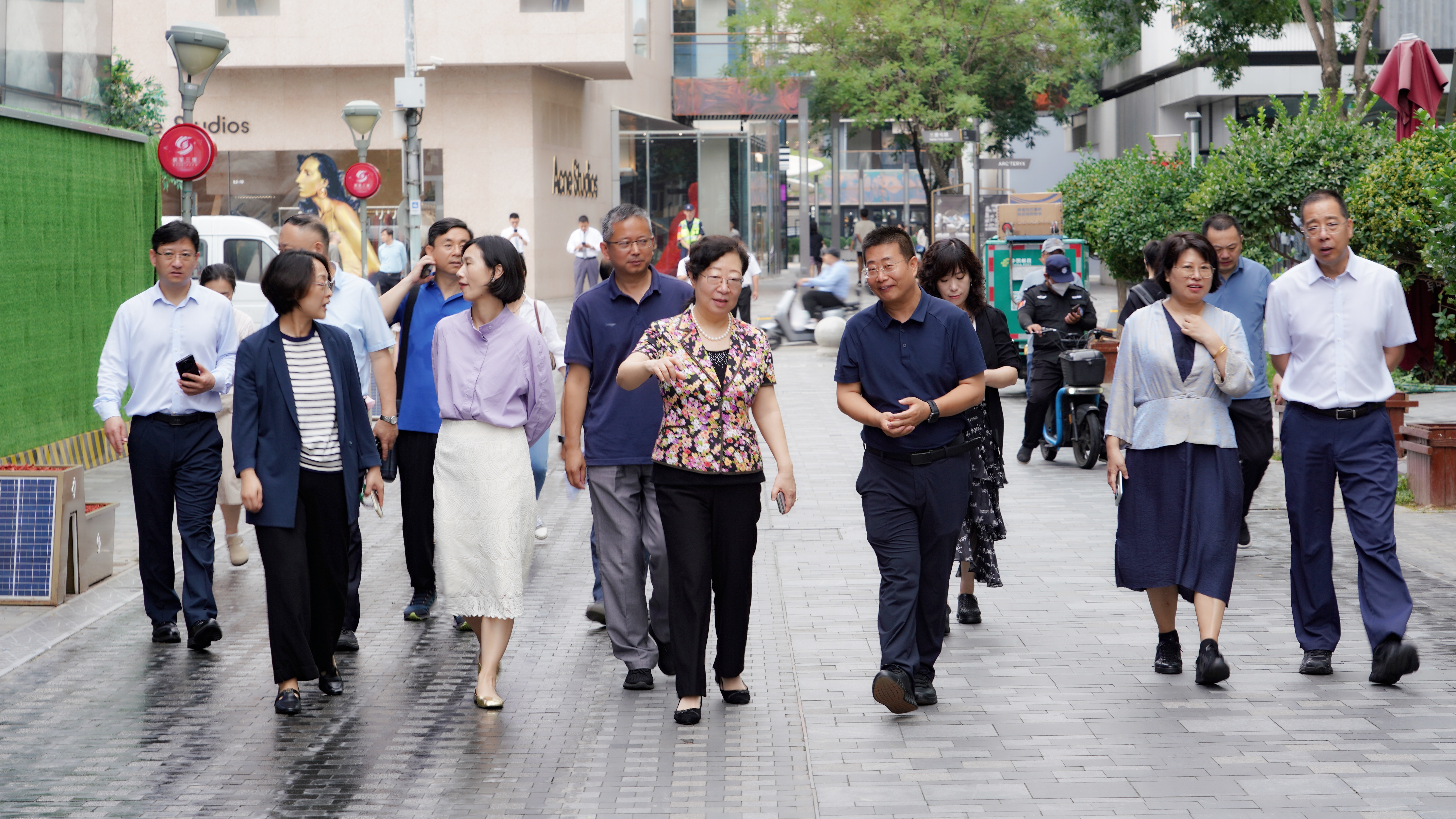 闫傲霜赴朝阳区开展深化国际消费中心城市建设课题调研